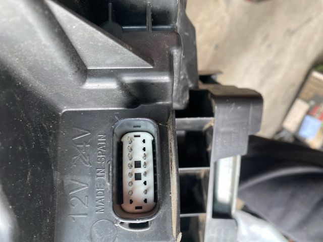 bontott FORD KUGA Jobb első Lámpabúra