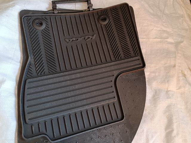 bontott FORD KUGA Szőnyeg Szett