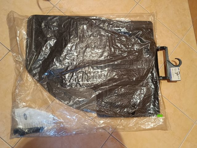 bontott FORD KUGA Szőnyeg Szett