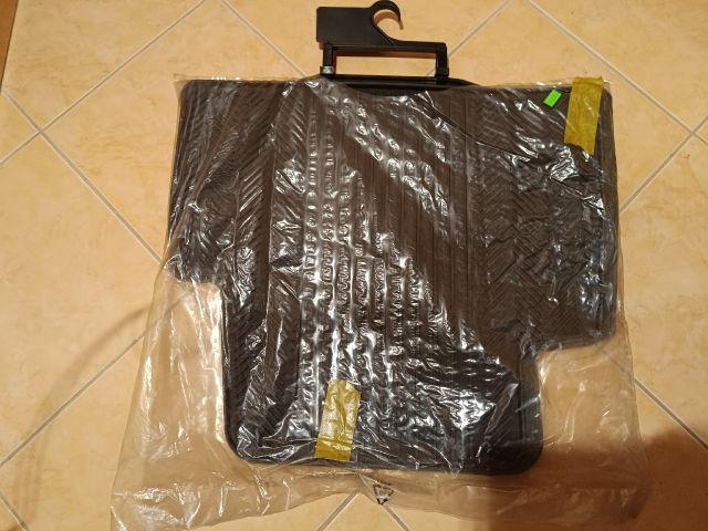 bontott FORD KUGA Szőnyeg Szett