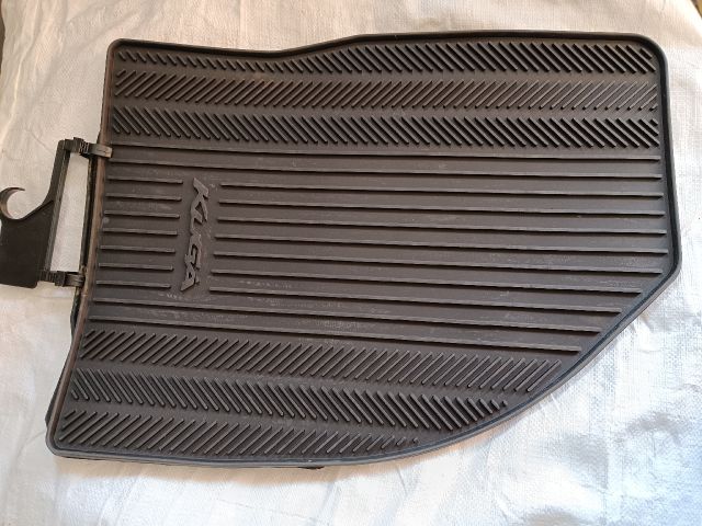 bontott FORD KUGA Szőnyeg Szett