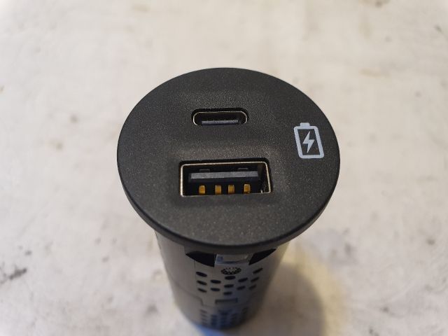 bontott FORD KUGA USB Aljzat