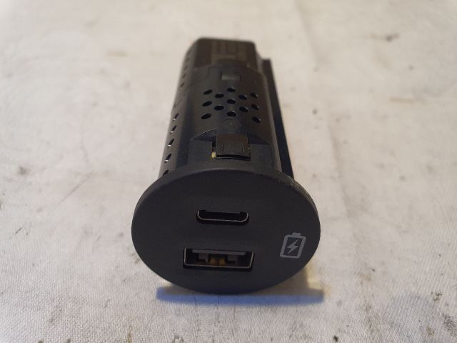 bontott FORD KUGA USB Aljzat