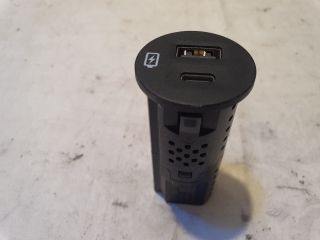 bontott FORD KUGA USB Aljzat