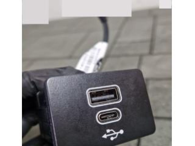 bontott FORD KUGA USB HUB