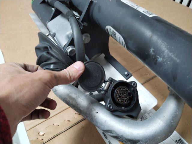 bontott FORD KUGA Vonóhorog