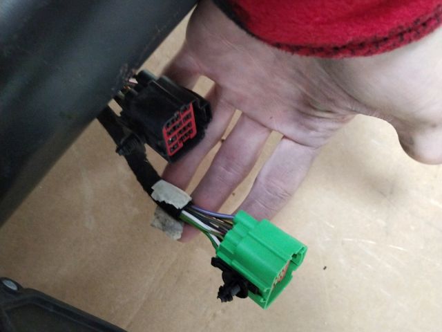 bontott FORD KUGA Vonóhorog