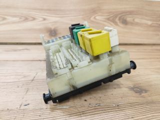 bontott FORD MONDEO I Biztosítéktábla Utastér