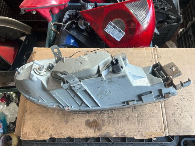 bontott FORD MONDEO II Bal Fényszóró