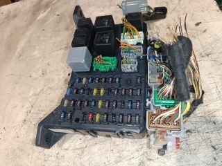 bontott FORD MONDEO III Biztosítéktábla Motortér