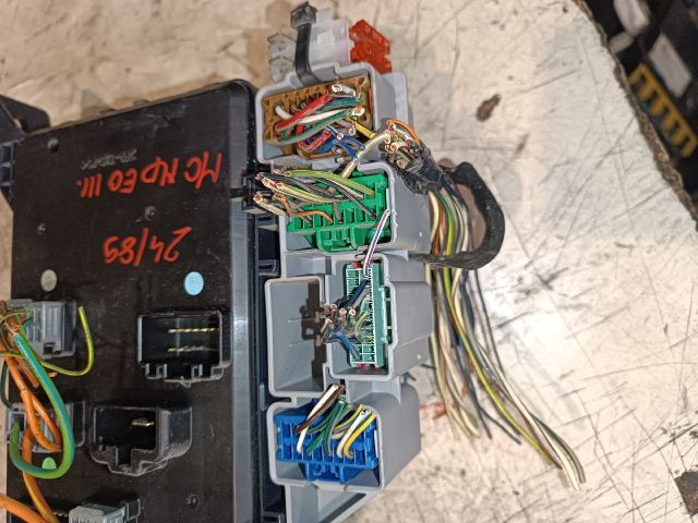 bontott FORD MONDEO III Biztosítéktábla Motortér