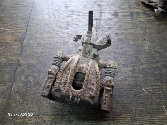 bontott FORD MONDEO III Jobb hátsó Féknyereg Munkahengerrel