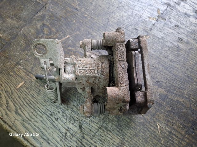 bontott FORD MONDEO III Jobb hátsó Féknyereg Munkahengerrel