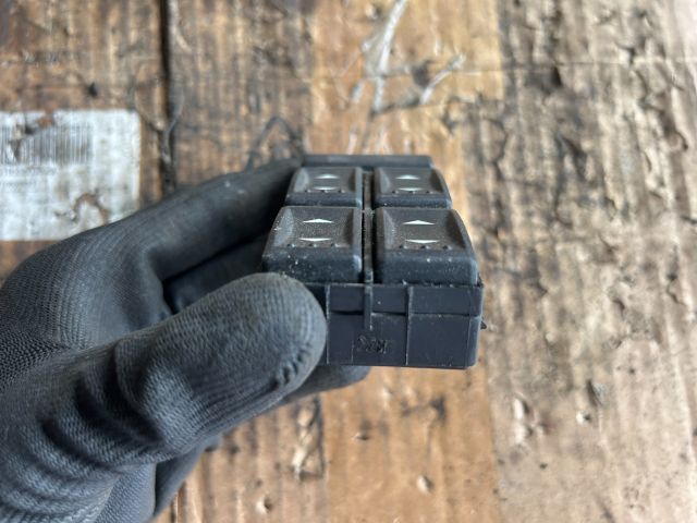 bontott FORD MONDEO III Ablakemelő Kapcsoló Négyes / Kettes