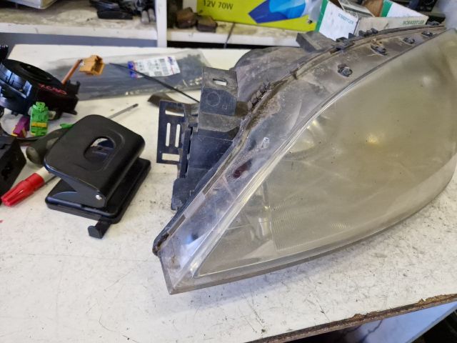 bontott FORD MONDEO III Bal Fényszóró