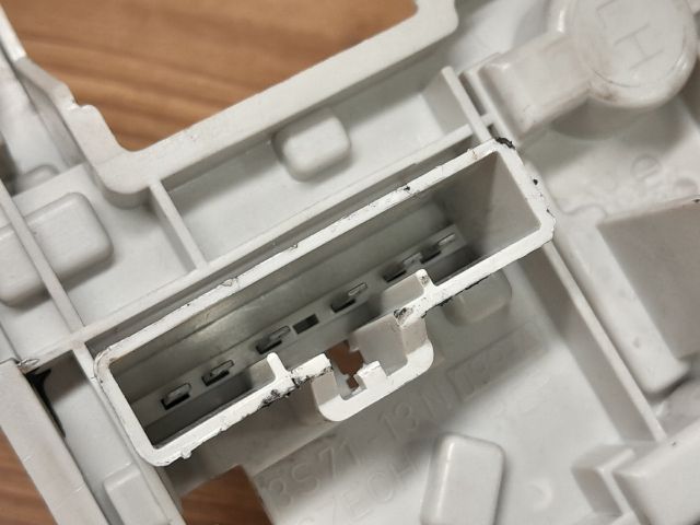 bontott FORD MONDEO III Bal Hátsó Lámpa Foglalat