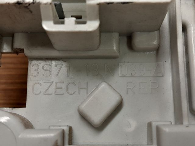 bontott FORD MONDEO III Bal Hátsó Lámpa Foglalat