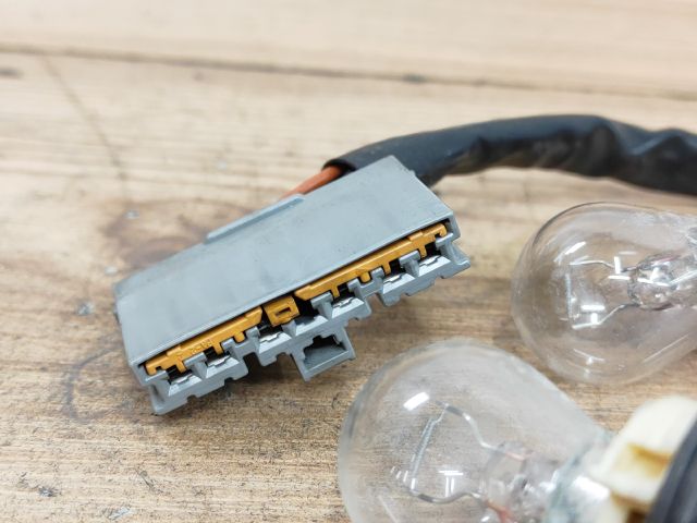 bontott FORD MONDEO III Bal Hátsó Lámpa Foglalat