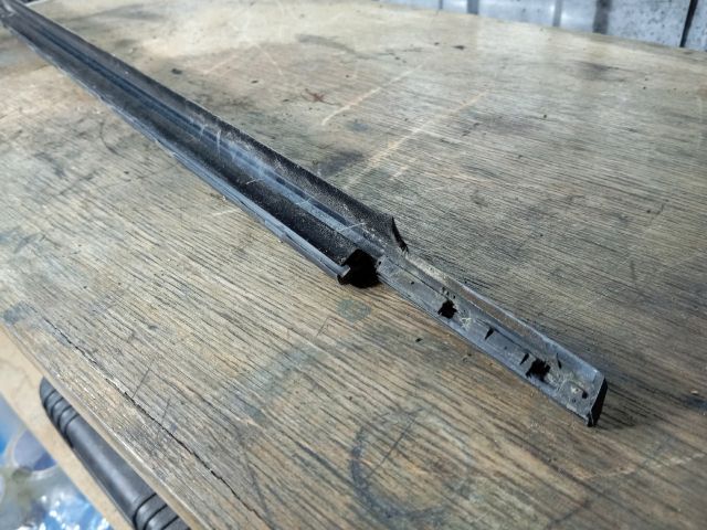 bontott FORD MONDEO III Bal hátsó Vízlehúzó Gumicsík