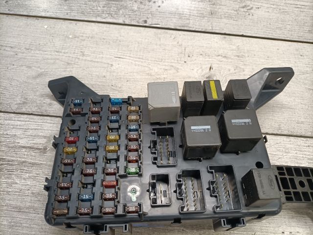 bontott FORD MONDEO III Biztosítéktábla Utastér