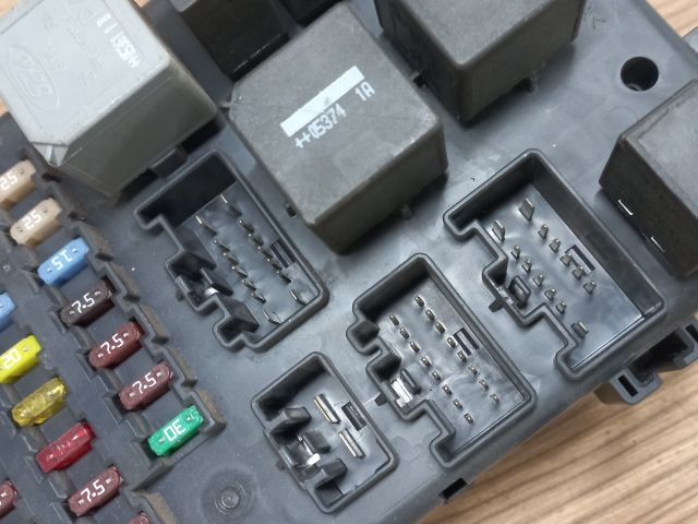 bontott FORD MONDEO III Biztosítéktábla Utastér