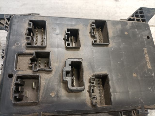 bontott FORD MONDEO III Biztosítéktábla Utastér