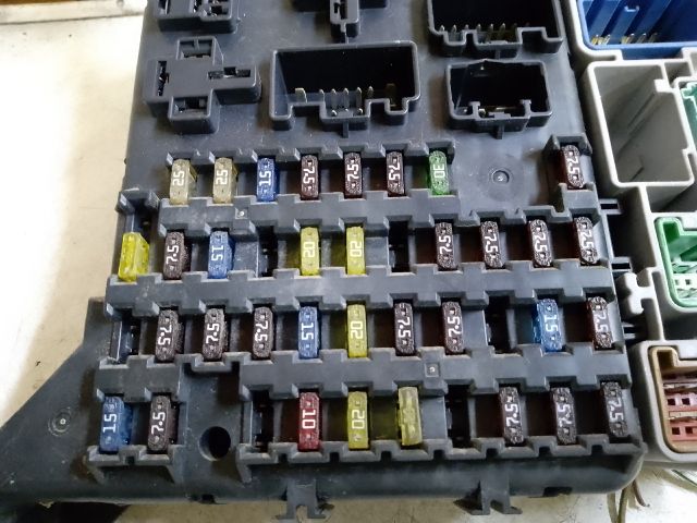 bontott FORD MONDEO III Biztosítéktábla Utastér