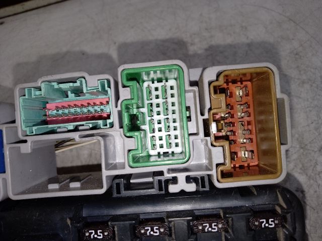 bontott FORD MONDEO III Biztosítéktábla Utastér