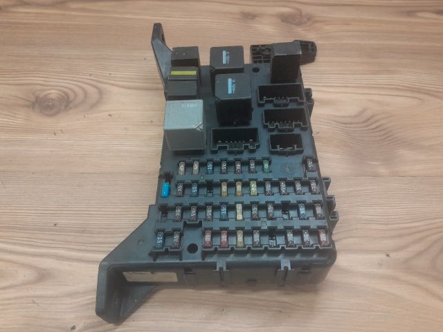 bontott FORD MONDEO III Biztosítéktábla Utastér