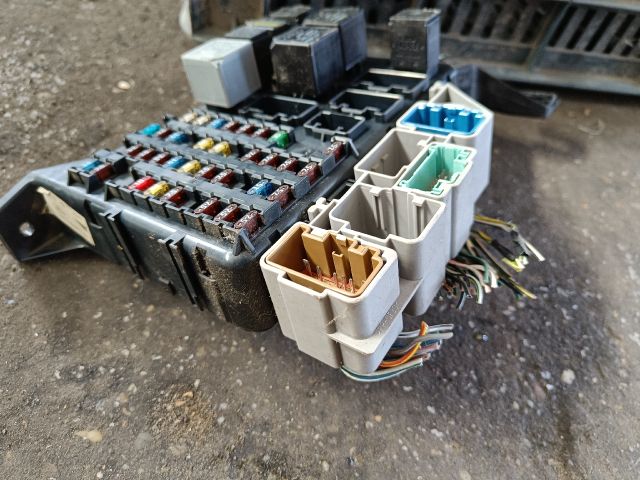 bontott FORD MONDEO III Biztosítéktábla Utastér