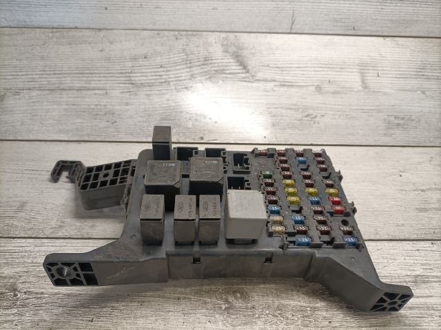 bontott FORD MONDEO III Biztosítéktábla Utastér