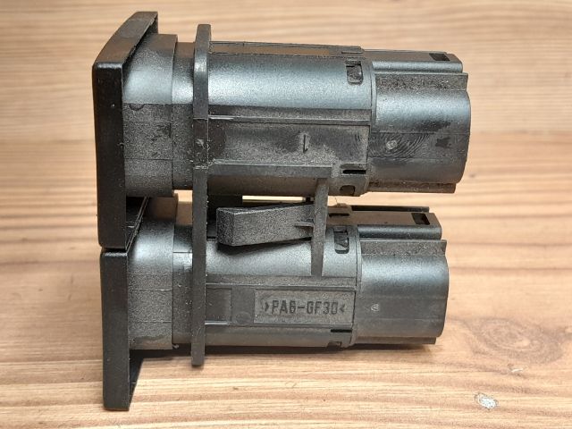 bontott FORD MONDEO III Csomagtér Nyitó Kar / Gomb