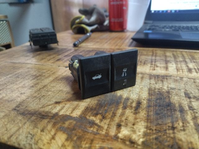 bontott FORD MONDEO III Csomagtér Nyitó Kar / Gomb