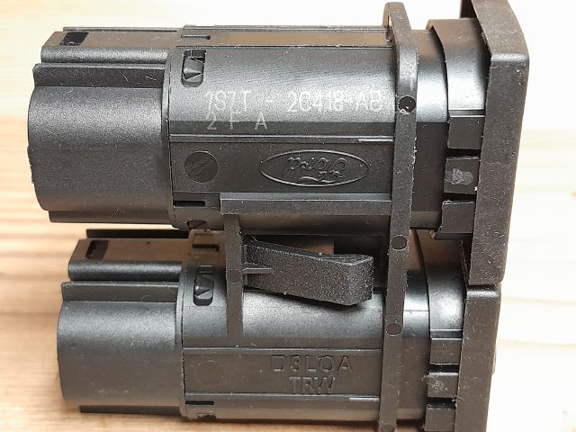 bontott FORD MONDEO III Csomagtér Nyitó Kar / Gomb