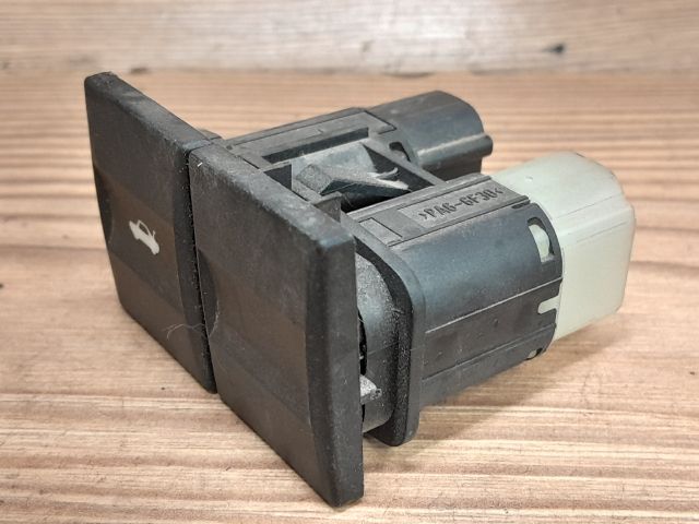 bontott FORD MONDEO III Csomagtér Nyitó Kar / Gomb