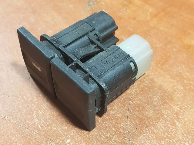 bontott FORD MONDEO III Csomagtér Nyitó Kar / Gomb