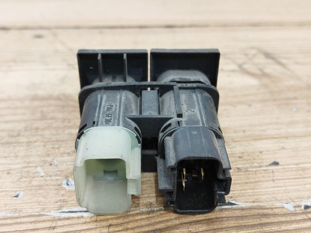 bontott FORD MONDEO III Csomagtér Nyitó Kar / Gomb