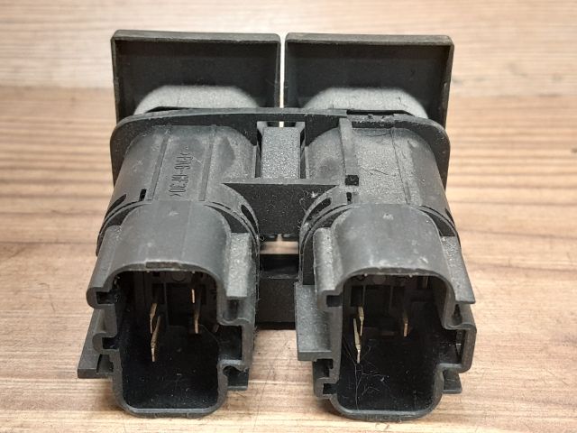 bontott FORD MONDEO III Csomagtérajtó Kapcsoló