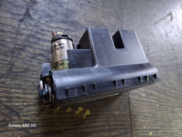 bontott FORD MONDEO III Első Hamutartó