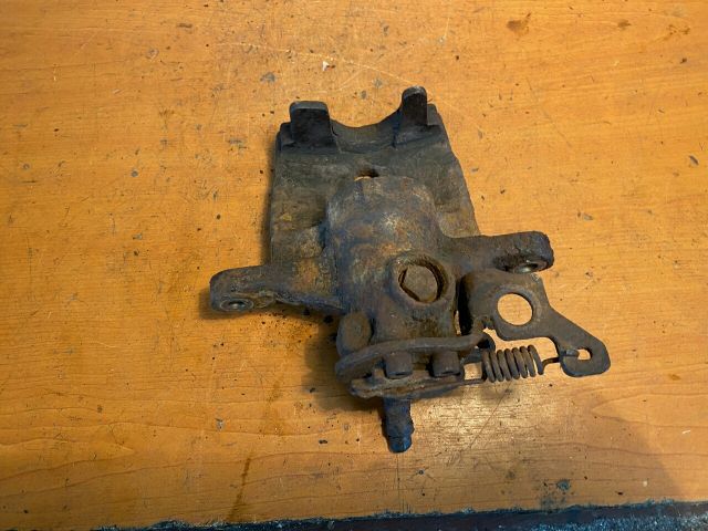 bontott FORD MONDEO III Jobb hátsó Féknyereg Munkahengerrel