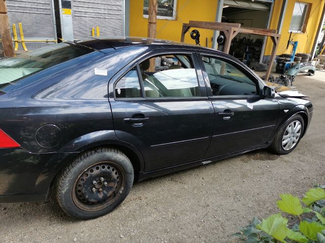 bontott FORD MONDEO III Jobb hátsó Gumikéder