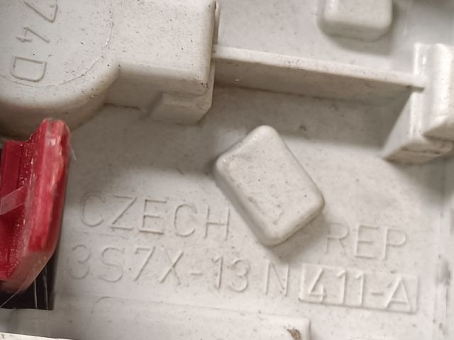 bontott FORD MONDEO III Jobb Hátsó Lámpa Foglalat