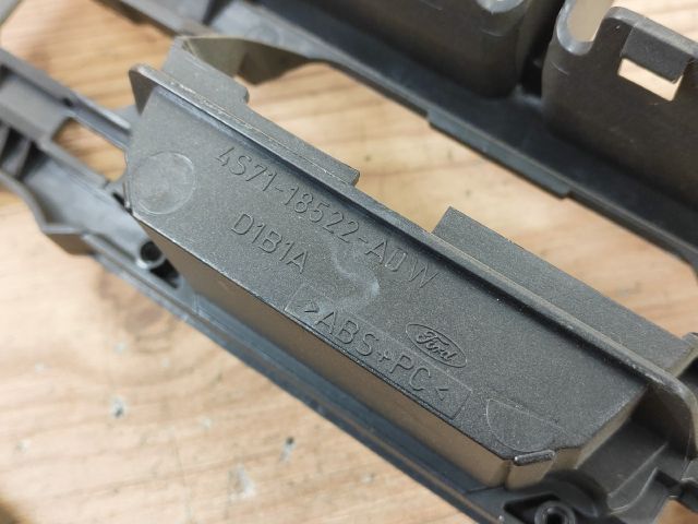 bontott FORD MONDEO III Középkonzol Keret