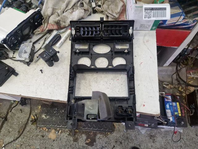 bontott FORD MONDEO III Középkonzol Keret