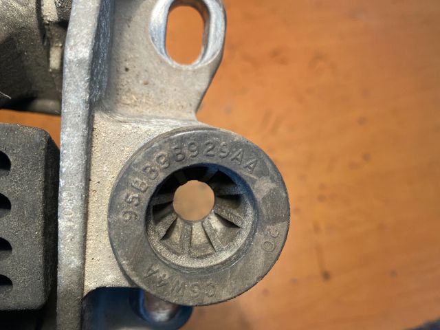 bontott FORD MONDEO III Motor Tartó Bak (Fém)