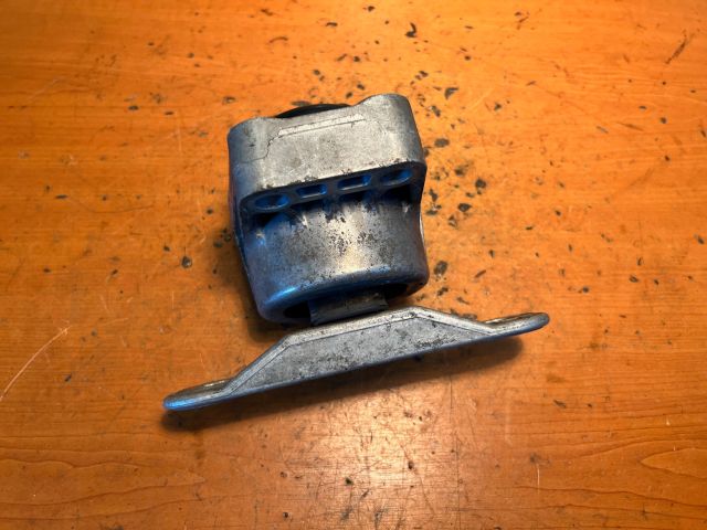 bontott FORD MONDEO III Motor Tartó Bak (Fém)