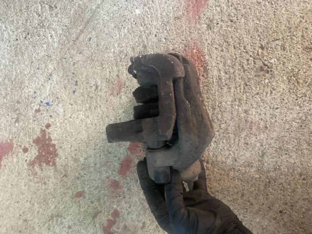 bontott FORD MONDEO IV Jobb első Féknyereg Munkahengerrel