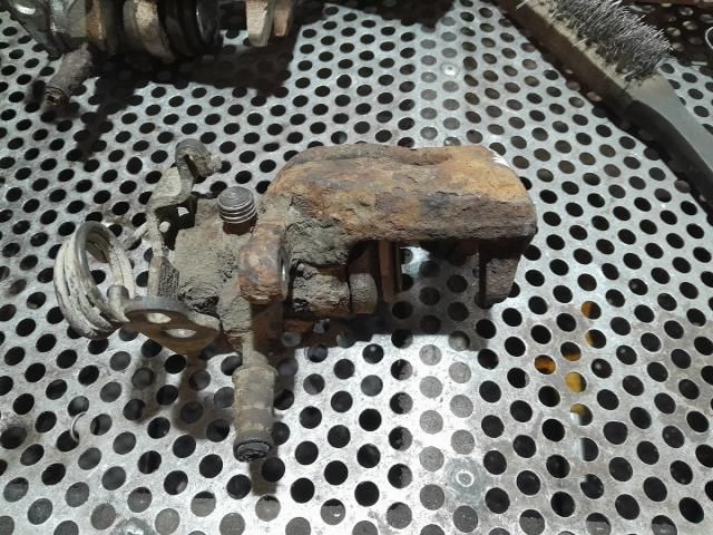 bontott FORD MONDEO IV Bal hátsó Féknyereg Munkahengerrel