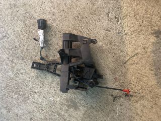 bontott FORD MONDEO IV Bal hátsó Külső Kilincsfészek