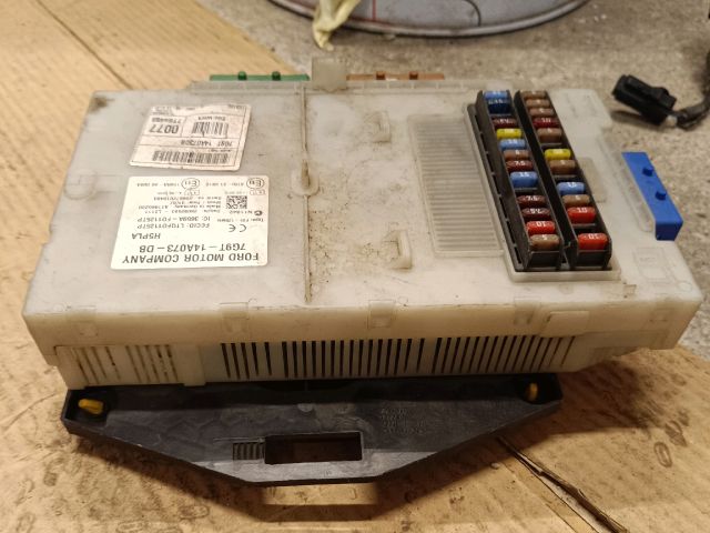 bontott FORD MONDEO IV Biztosítéktábla Utastér